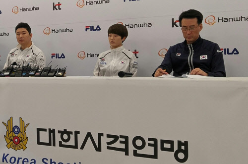 지난해 리우올림픽을 앞둔 박상순 당시 한국 대표팀 감독과 진종오, 김장미. 사진=연합뉴스